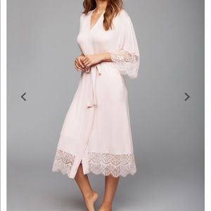 A pea in the pod robe and matching nightgown